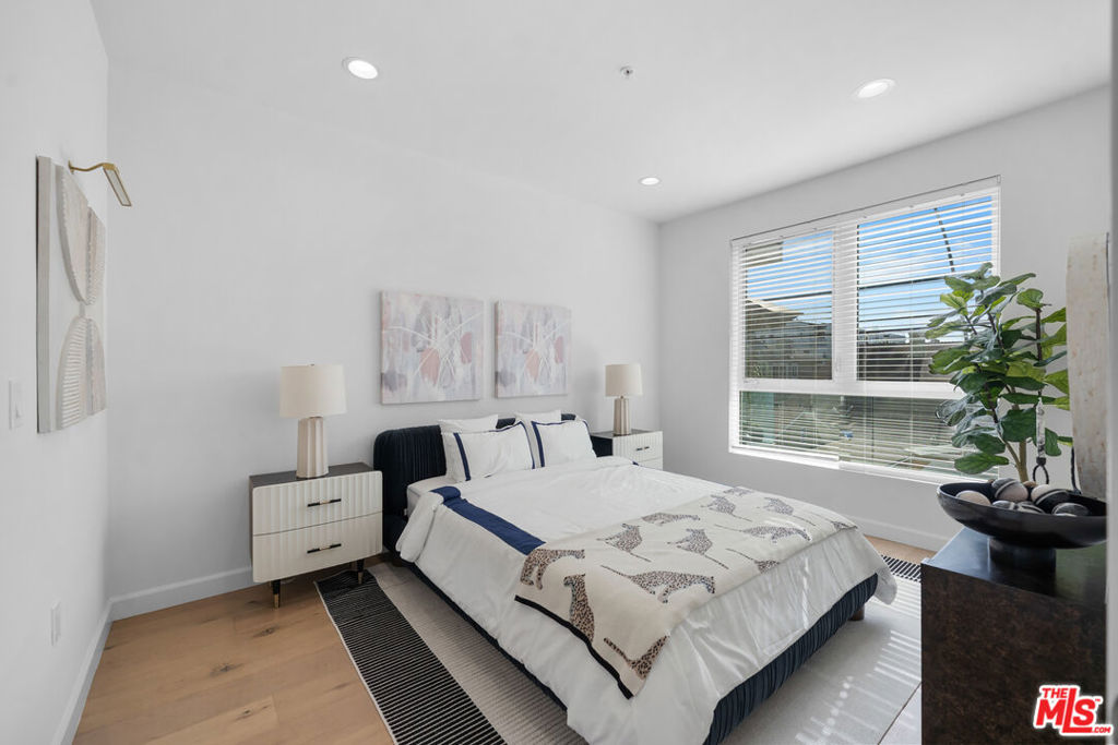 105 S Mariposa Avenue 204, Los Angeles, CA 90004 — photo 1