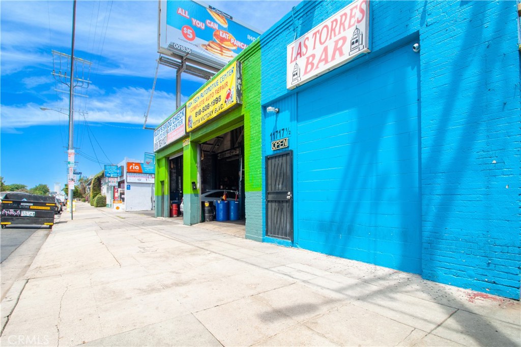 11717 Victory Boulevard, North Hollywood, CA 91606 — photo 1