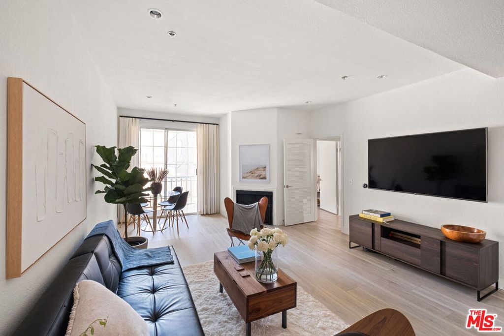 585 N Rossmore Avenue 506, Los Angeles, CA 90004 — photo 1