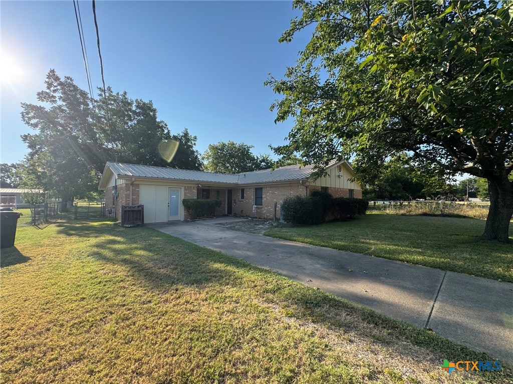 105 Curry Drive, Gatesville, TX 76528 — photo 1