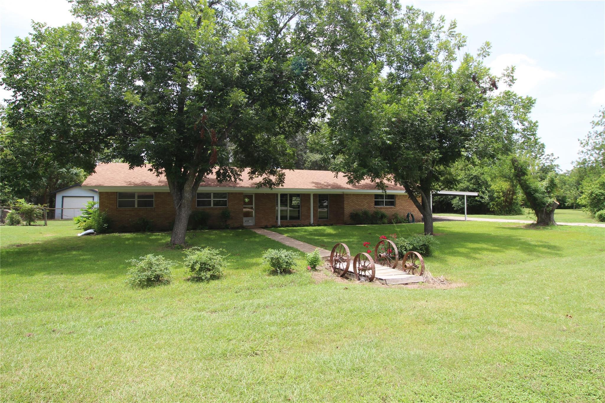 741 W Bell St, Bartlett, TX 76511 — photo 1