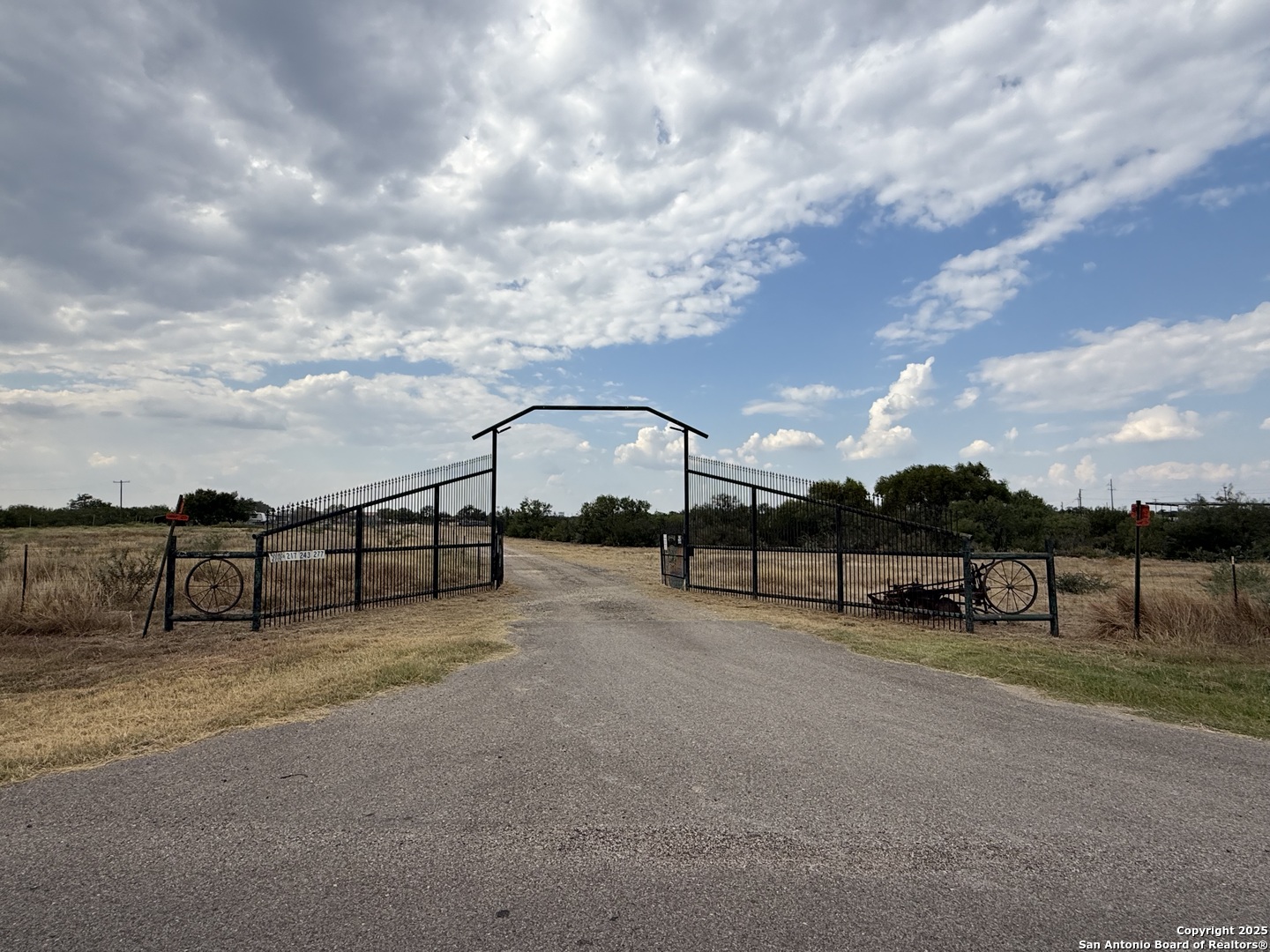 277 Justo Garza, Carrizo Springs, TX 78834 — photo 1