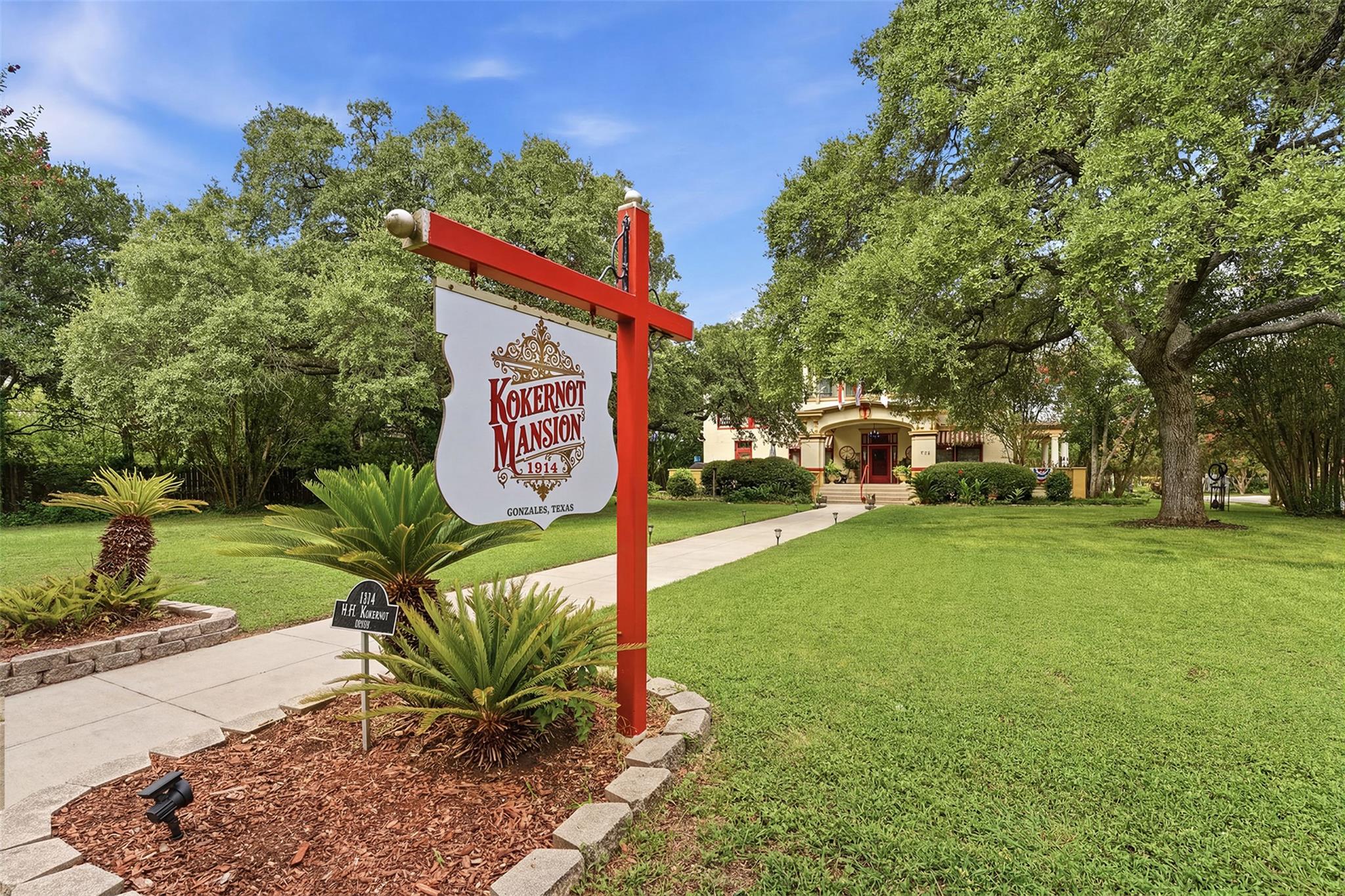 723  Saint James St, Gonzales, TX 78629 — photo 1