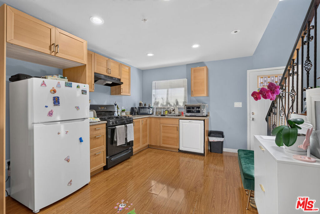 14618 Gilmore Street 4, Los Angeles, CA 91411 — photo 1