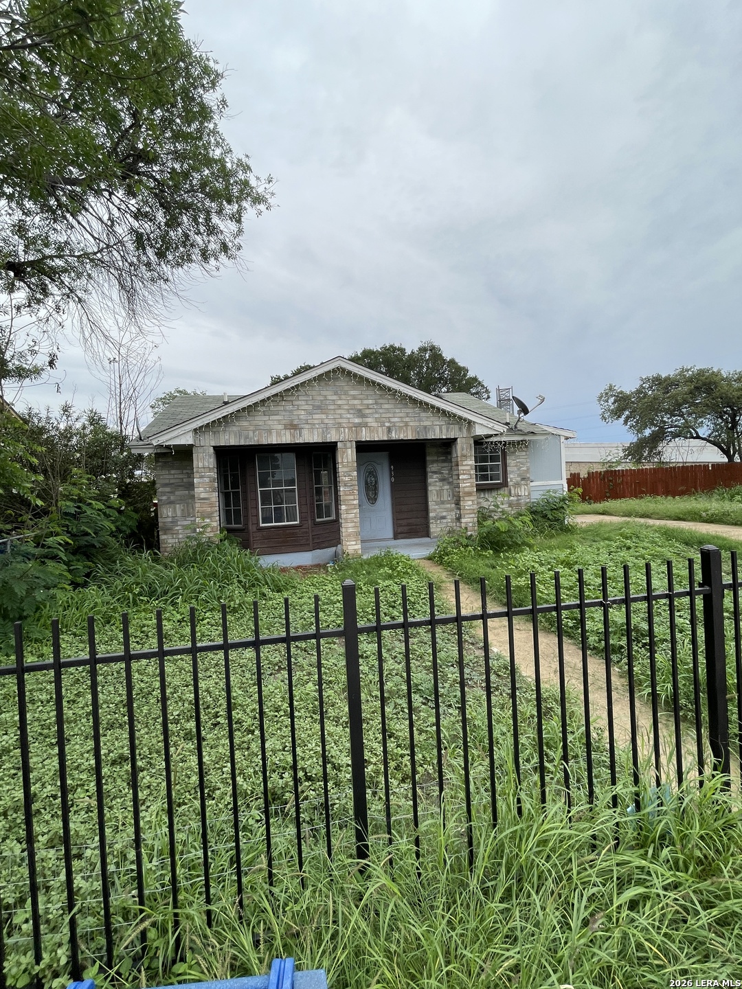 930 S Leona, San Antonio, TX 78207 — photo 1