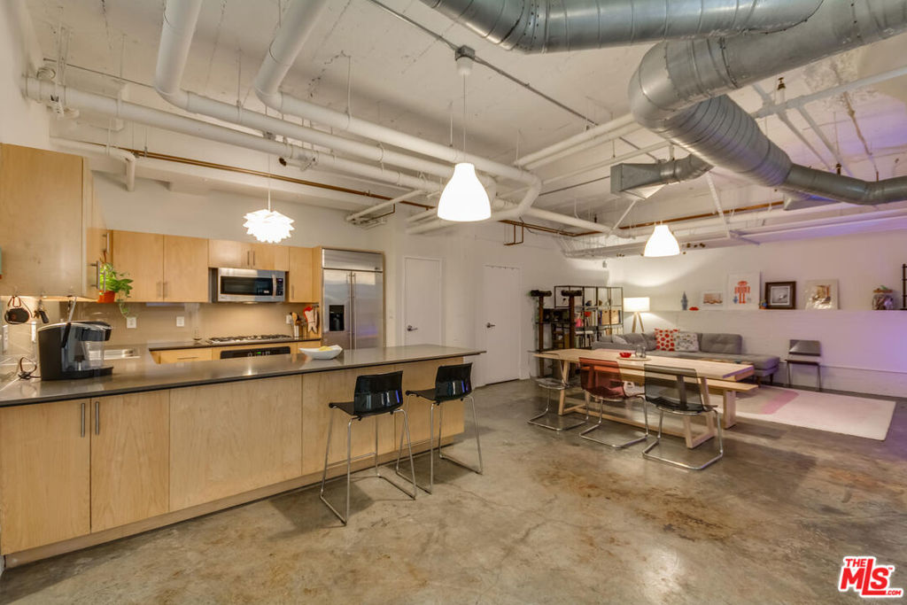 330 W 11th Street C03, Los Angeles, CA 90015 — photo 1