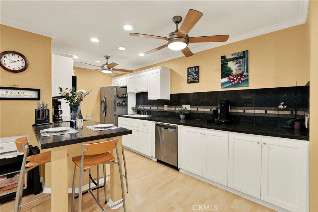 552 N Bellflower 303, Long Beach, CA 90814 — photo 1