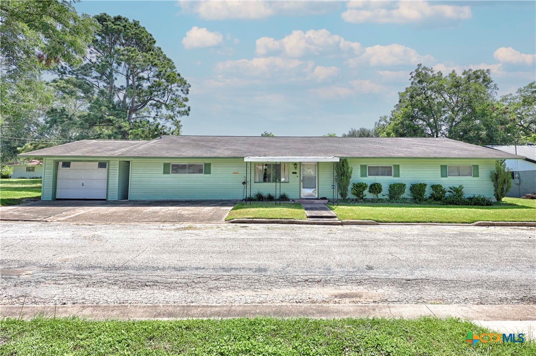 604 N Market Street, Hallettsville, TX 77964 — photo 1