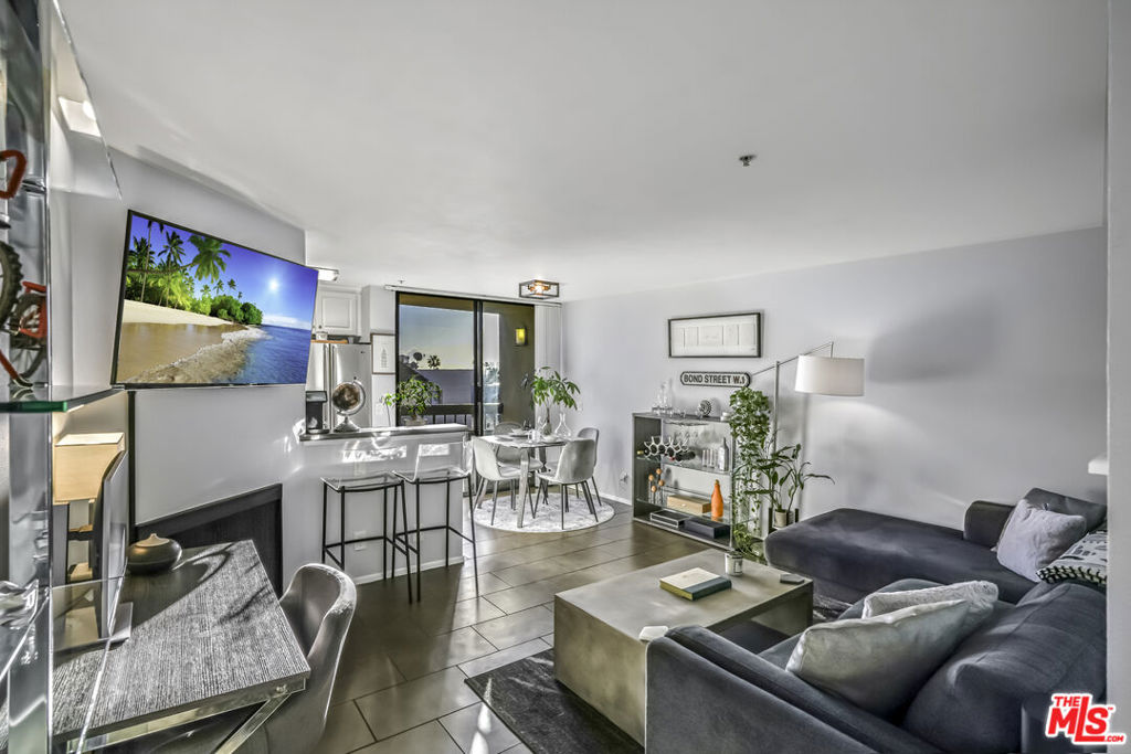7320 Hawthorn Avenue 315, Los Angeles, CA 90046 — photo 1