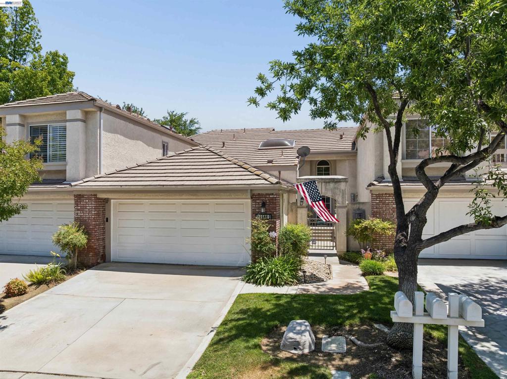 24448 Hampton Dr B, Santa Clarita, CA 91355 — photo 1