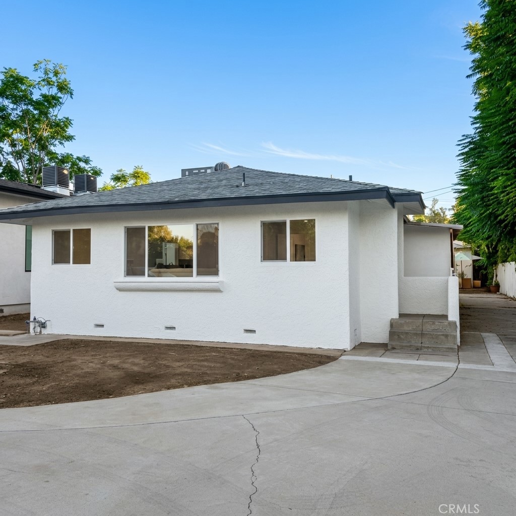 22522 Clarendon, Los Angeles, CA 91367 — photo 1