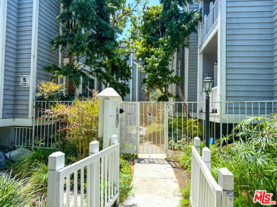 8505 Gulana Avenue 4206, Los Angeles, CA 90293 — photo 1