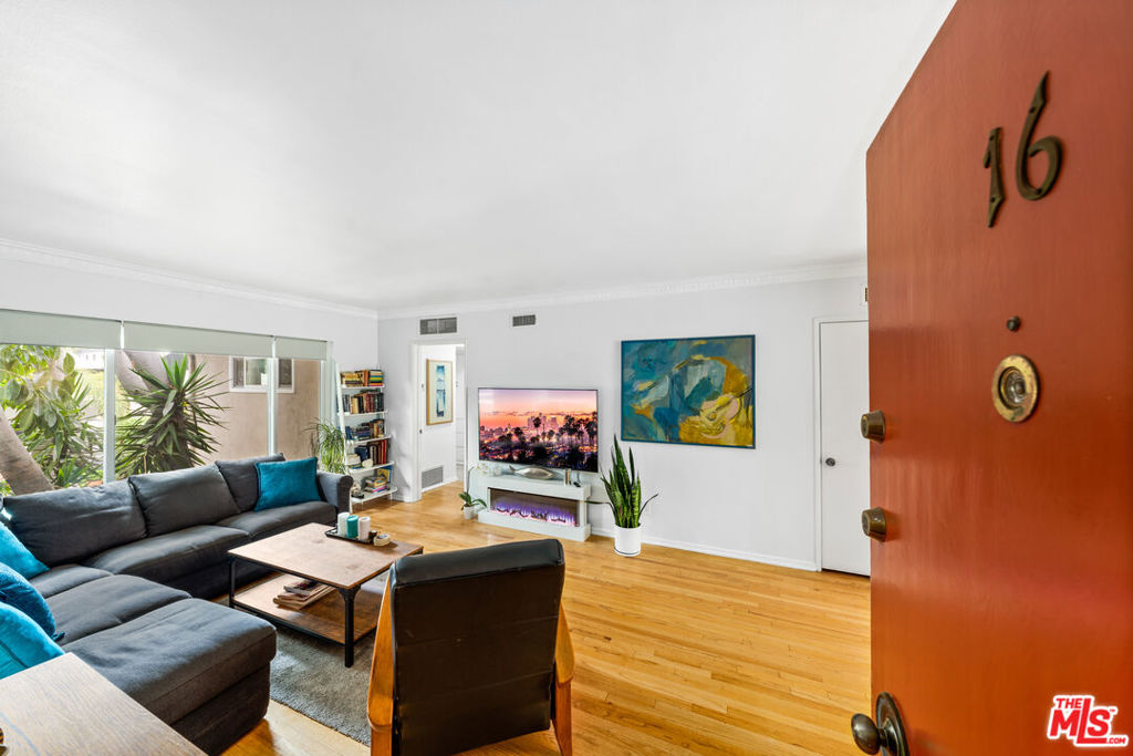 1330 N Crescent Heights Boulevard 16, West Hollywood, CA 90046 — photo 1