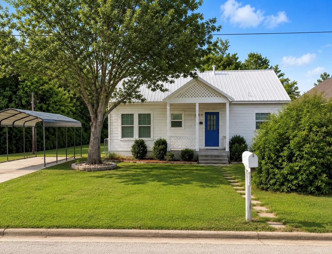 664 Galveston, Giddings, TX 78942 — photo 1