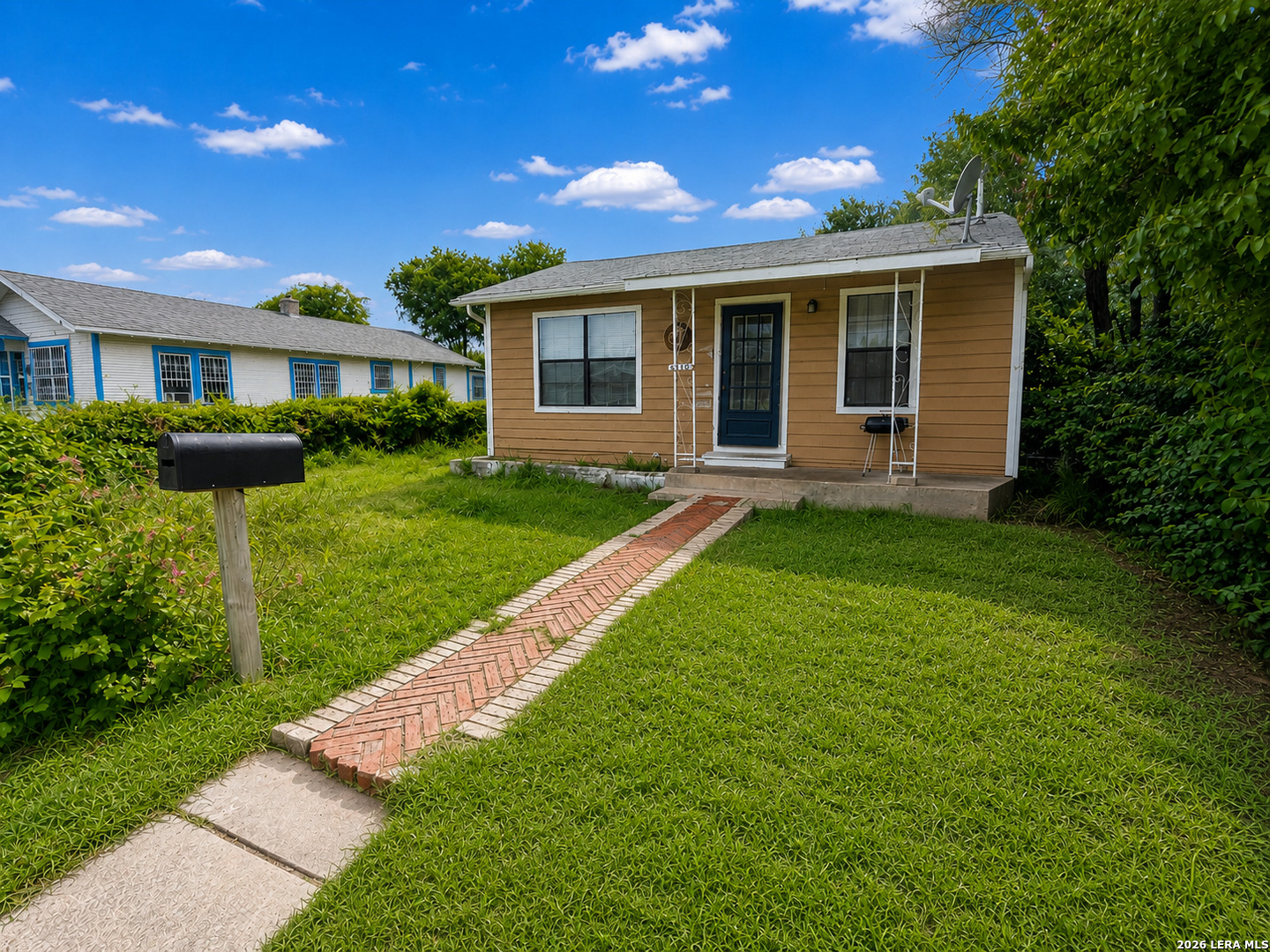 807 SW 24th St, San Antonio, TX 78207 — photo 1