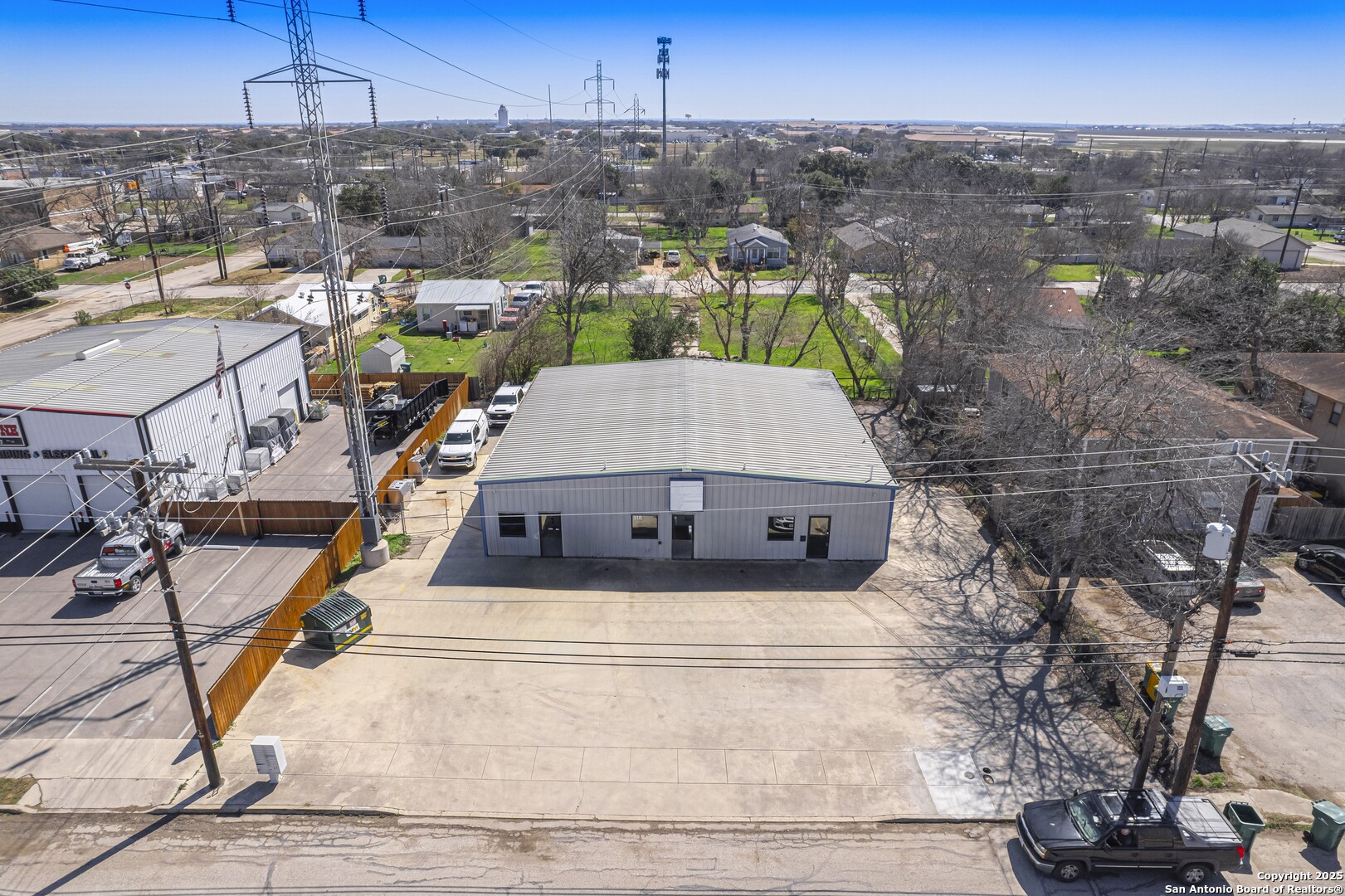 318 W BYRD BLVD, Universal City, TX 78148 — photo 1