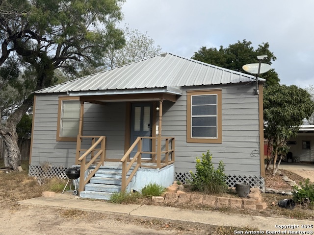 305 E Thornton St, Three Rivers, TX 78071 — photo 1