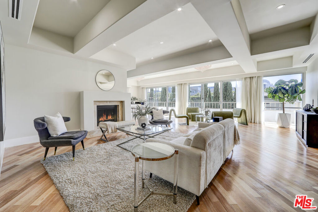 339 N Palm Drive 201, Beverly Hills, CA 90210 — photo 1