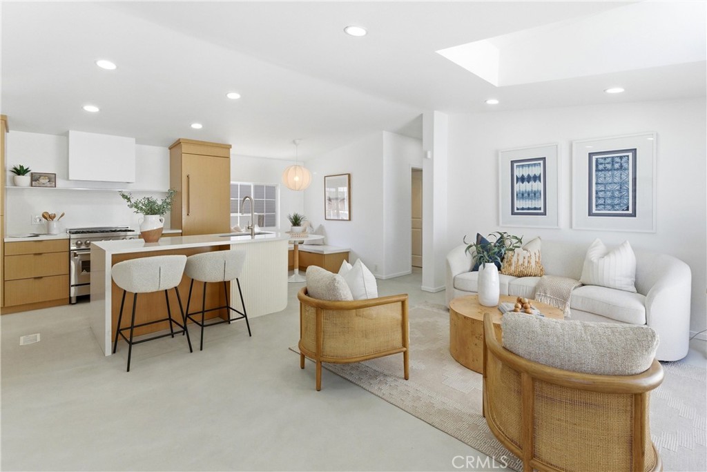 260 Mayflower, Newport Beach, CA 92660 — photo 1