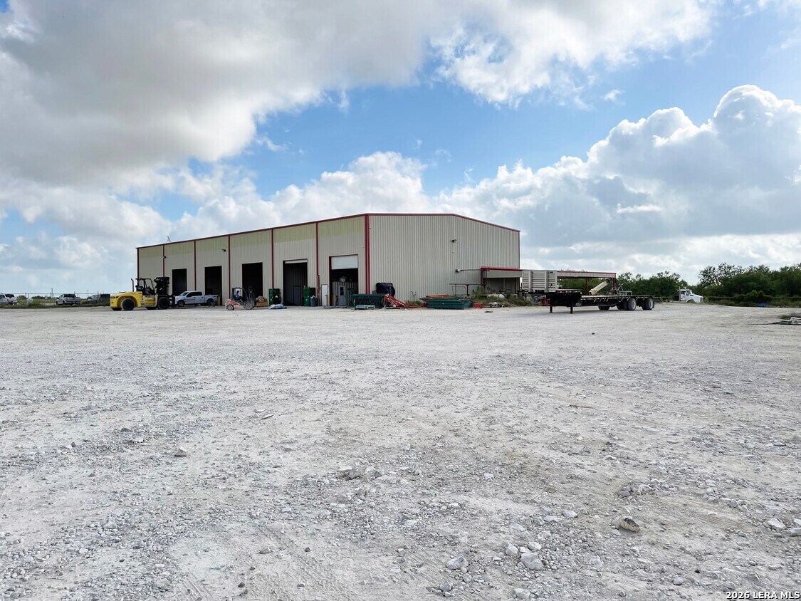 283 Shale, Pleasanton, TX 78064 — photo 1