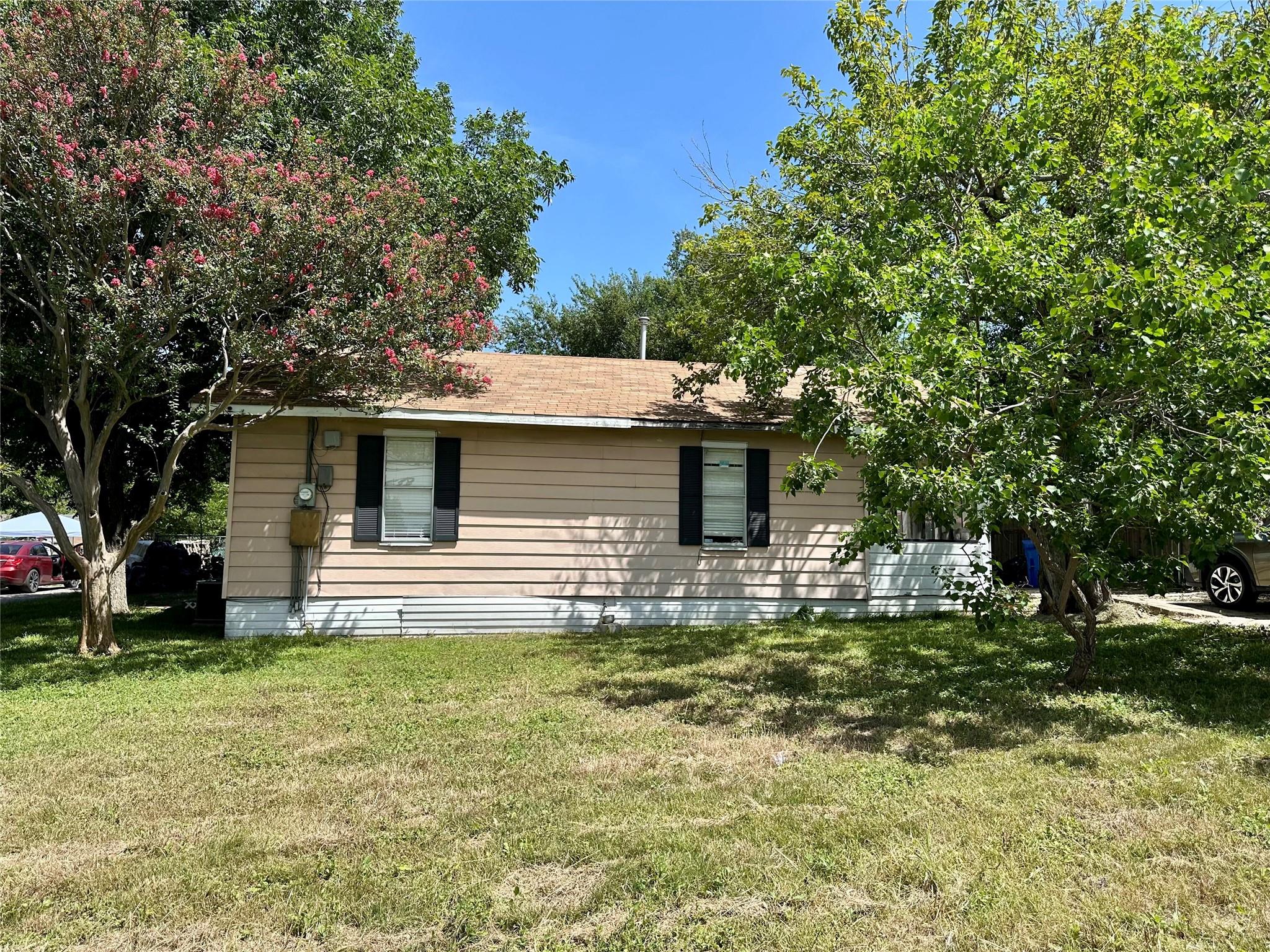 209 Old Thorndale Rd, Taylor, TX 76574 — photo 1