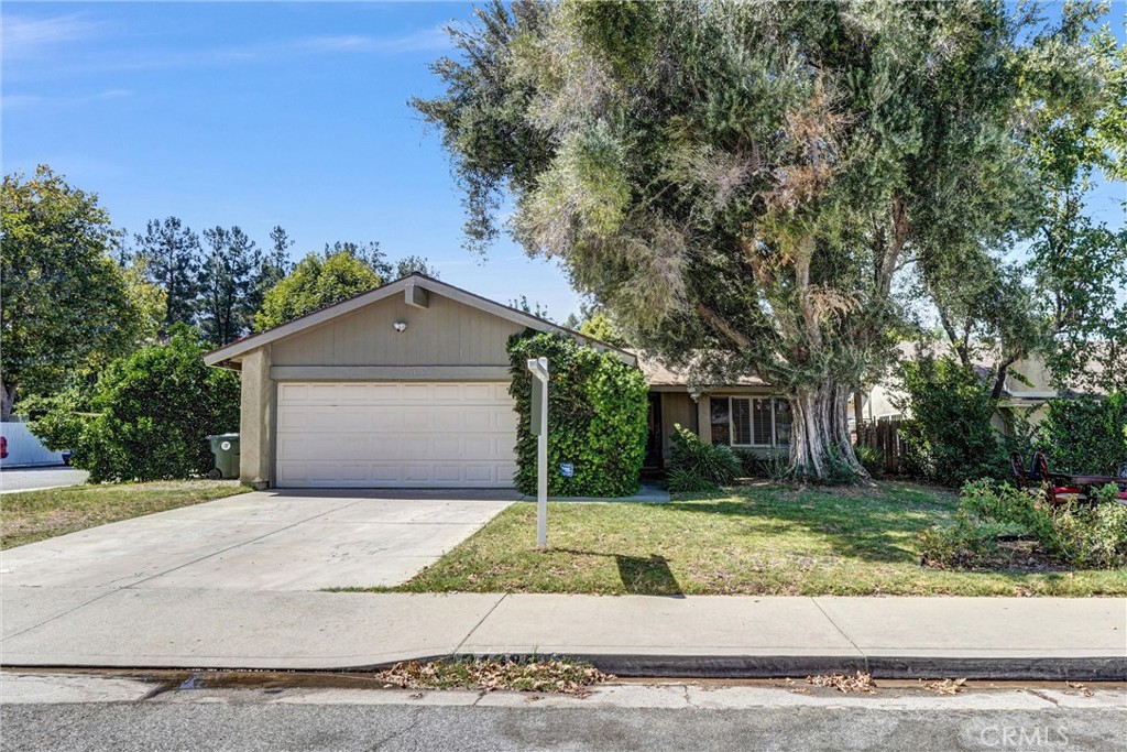 24389 La Glorita, Newhall, CA 91321 — photo 1