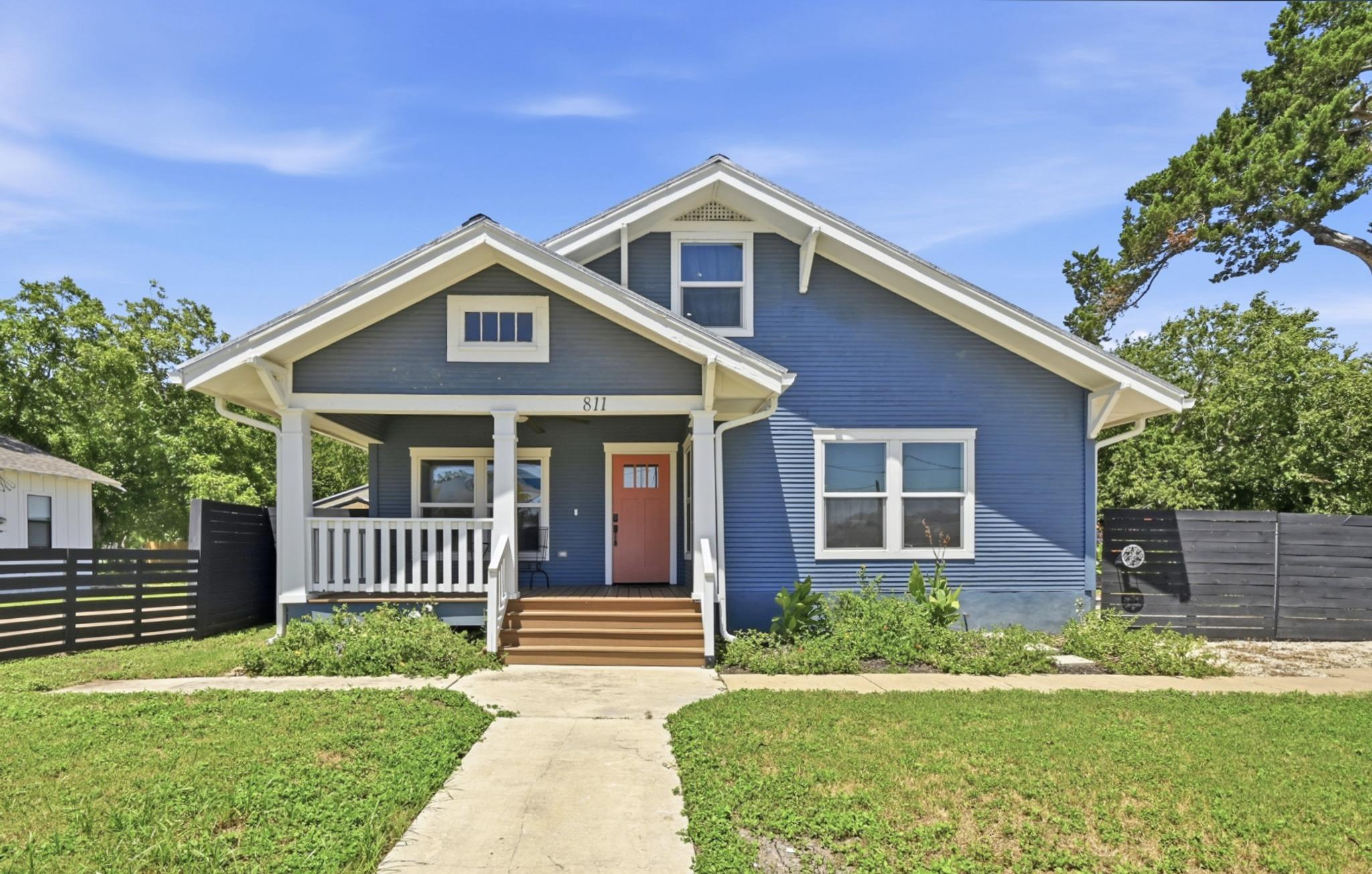 811/ 813 S Commerce St, Lockhart, TX 78644 — photo 1