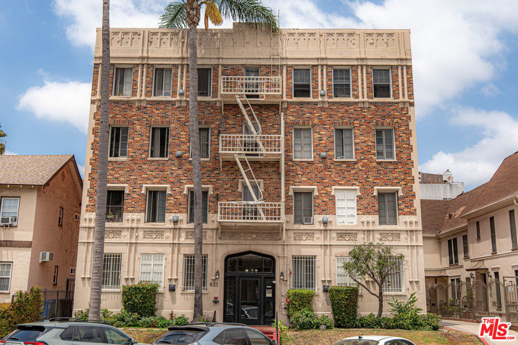 621 S Dunsmuir Avenue, Los Angeles, CA 90036 — photo 1