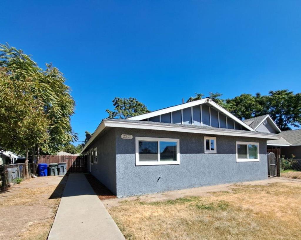 2221 S Poppy Avenue, Fresno, CA 93706 — photo 1