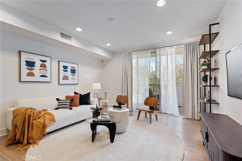 118 N Kings Rd 201, Los Angeles, CA 90048 — photo 1