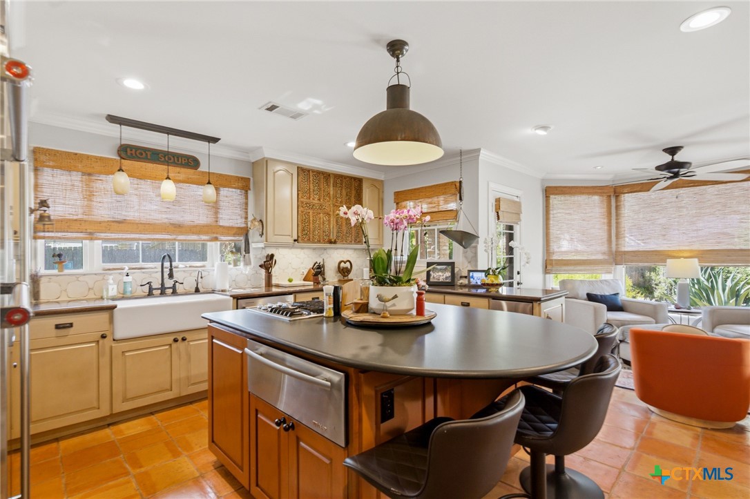 302 Tampa, Victoria, TX 77904 — photo 1