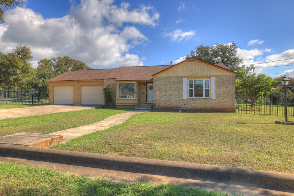 800 Bishop, San Marcos, TX 78666 — photo 1