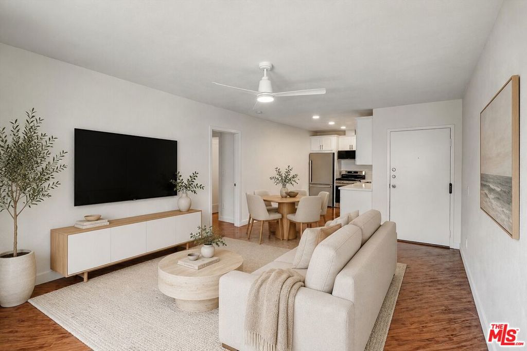 4506 Saugus Avenue 10, Los Angeles, CA 91403 — photo 1