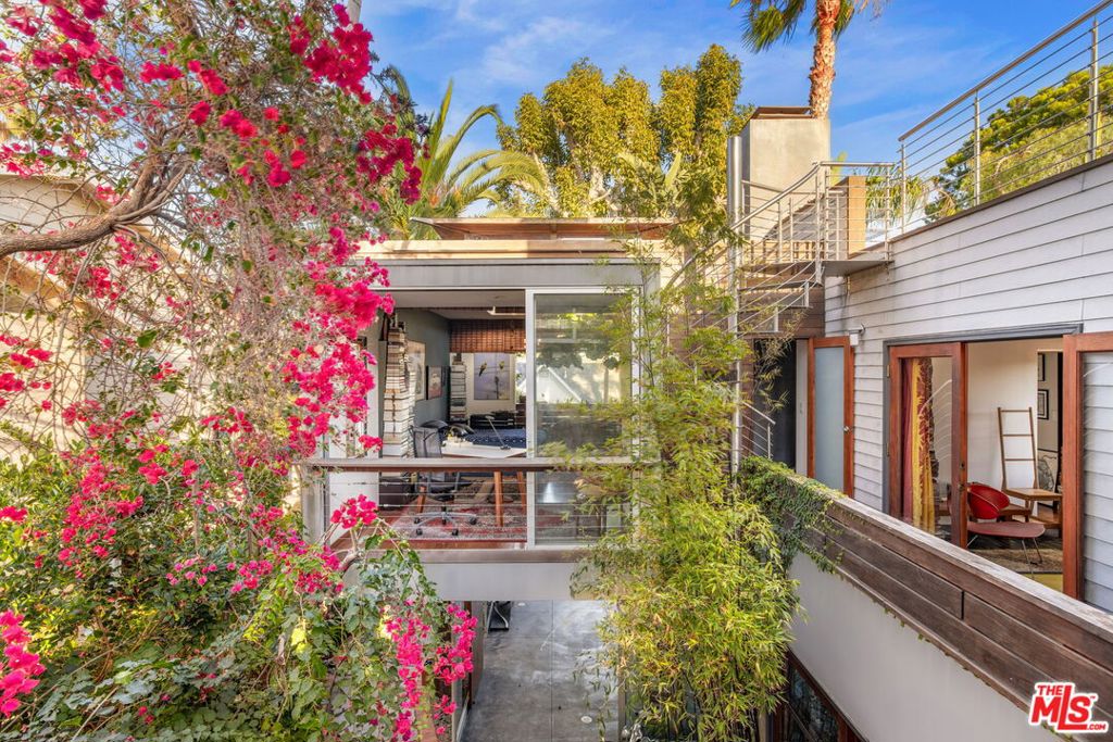 927 Amoroso, Venice, CA 90291 — photo 1