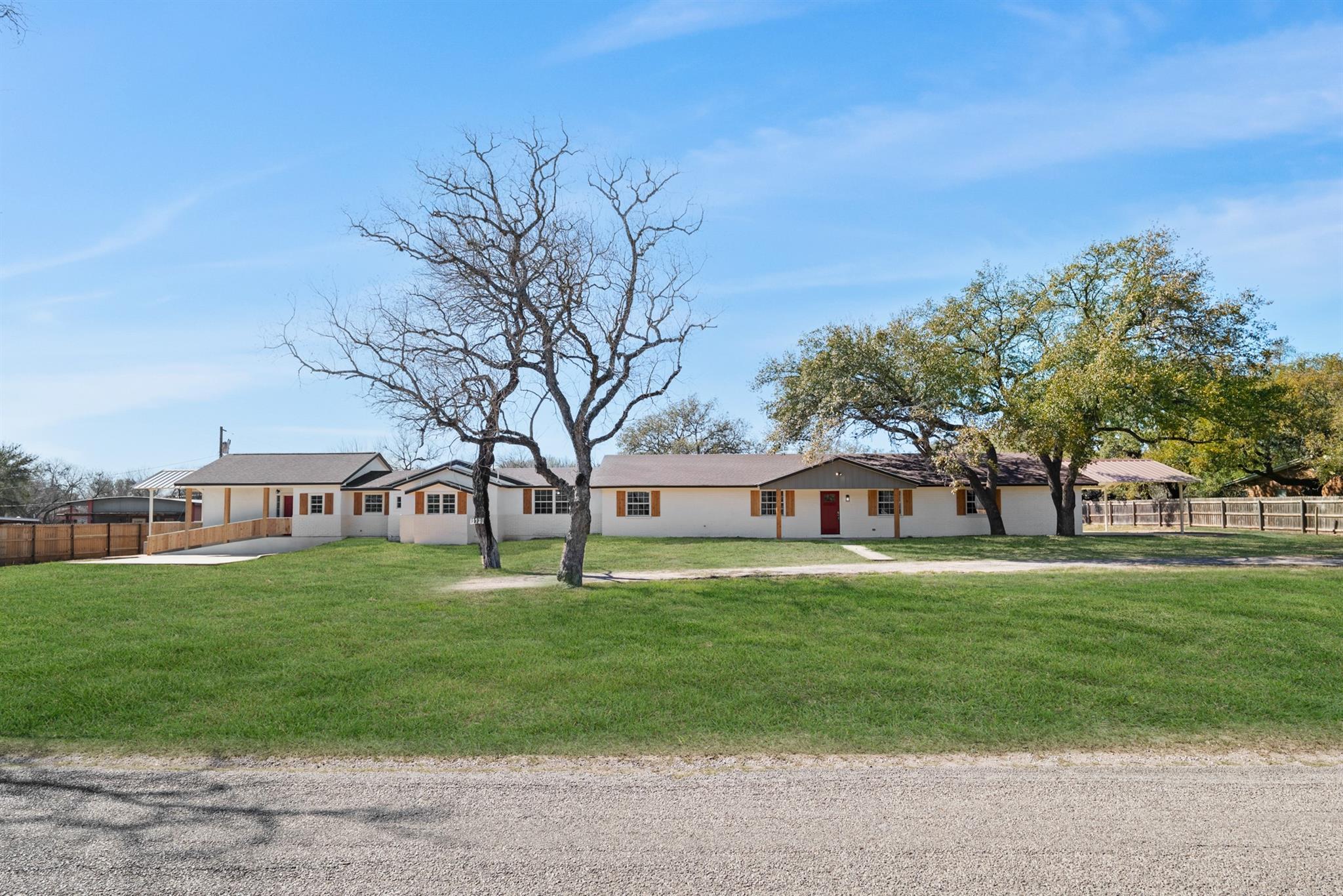 113 Crestline, Pleasanton, TX 78064 — photo 1