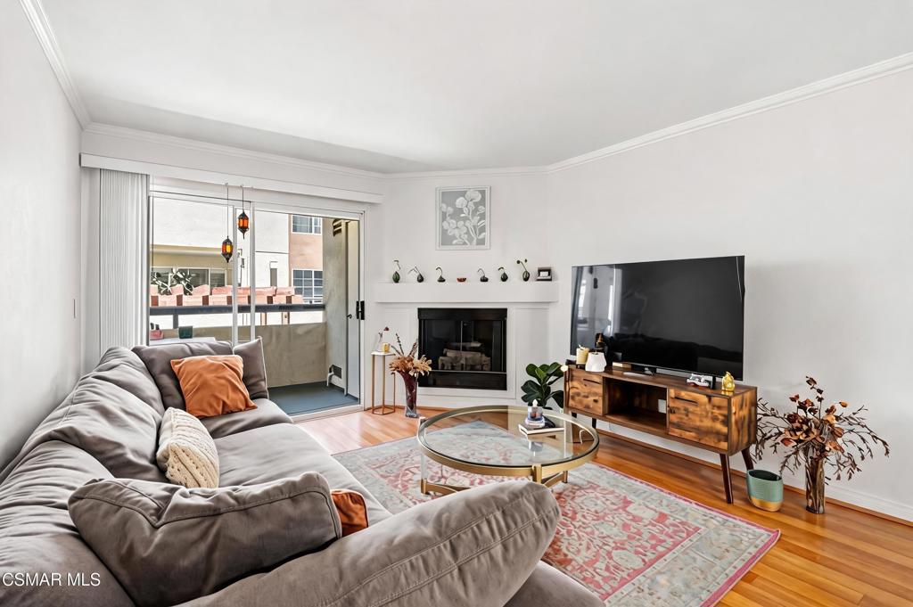 5530 Owensmouth Avenue 114, Woodland Hills, CA 91367 — photo 1