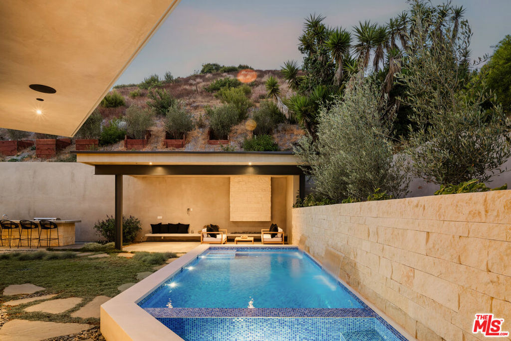1205 Las Lomas Place, Pacific Palisades, CA 90272 — photo 1