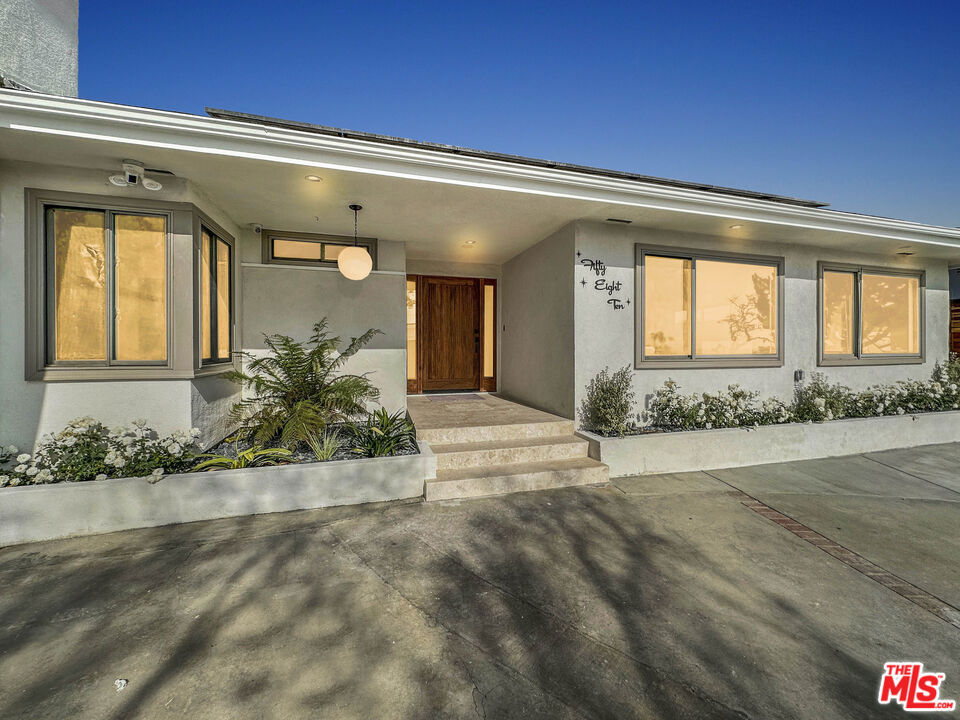 5810 S Halm Avenue, Los Angeles, CA 90056 — photo 1