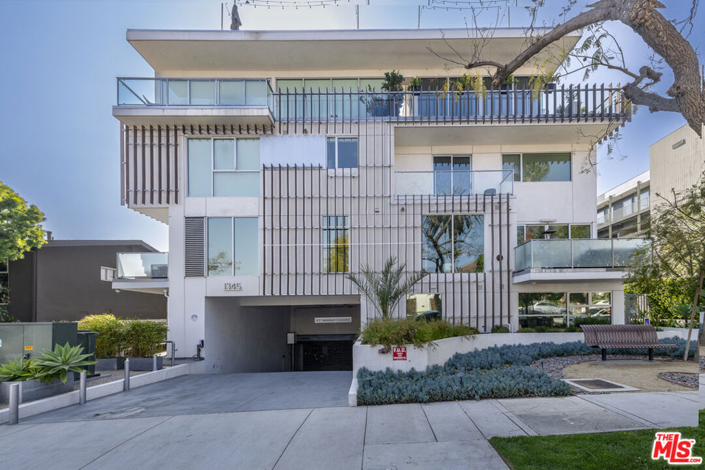 1345 Havenhurst Drive 15, Los Angeles, CA 90046 — photo 1