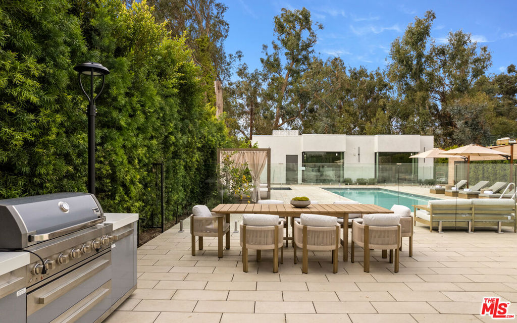 505 S Barrington Avenue 404, Los Angeles, CA 90049 — photo 1