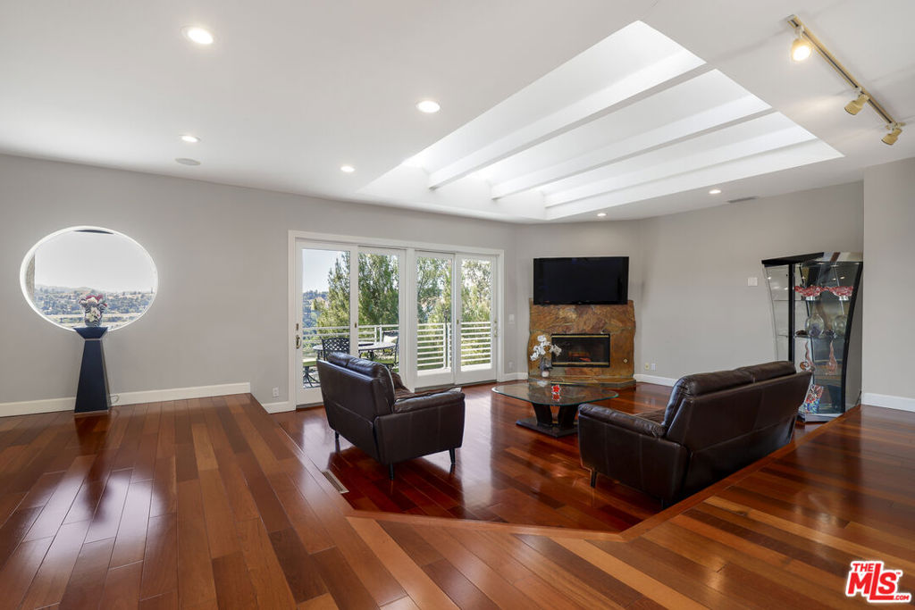 5045 Calatrana Drive, Woodland Hills, CA 91364 — photo 1
