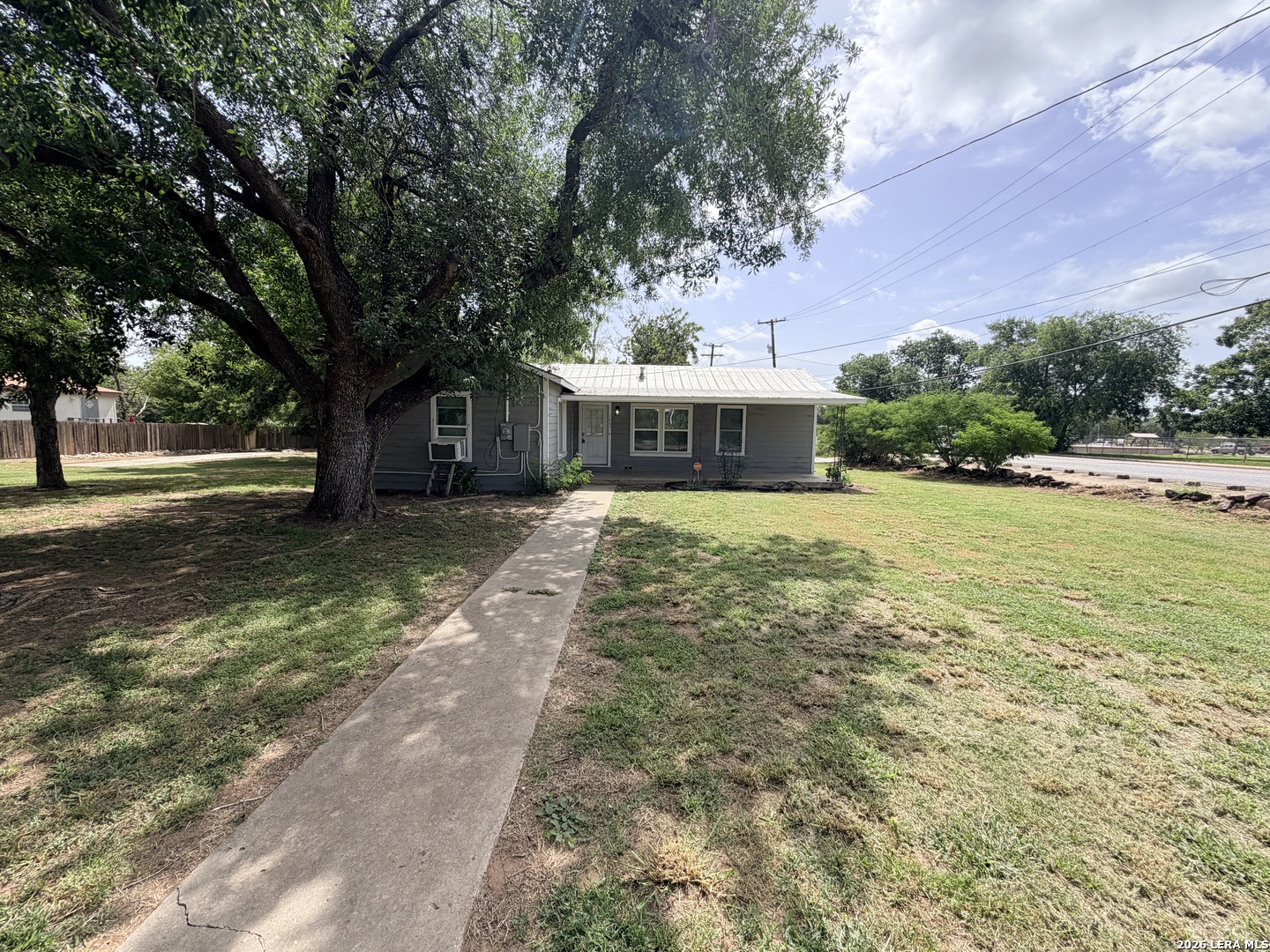 1404 N MAIN ST, Pleasanton, TX 78064 — photo 1
