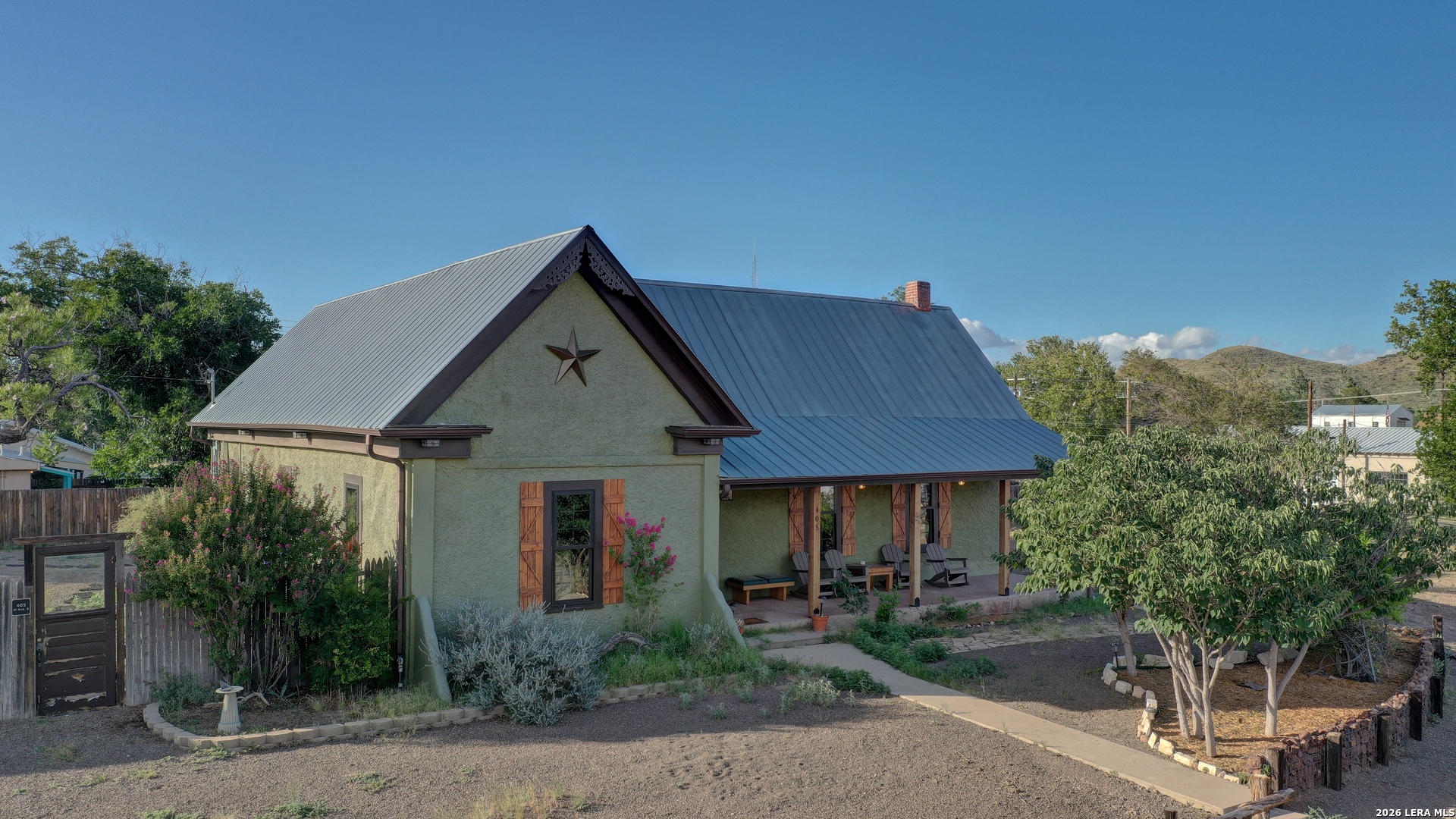 405 W Avenue E, Alpine, TX 79830 — photo 1