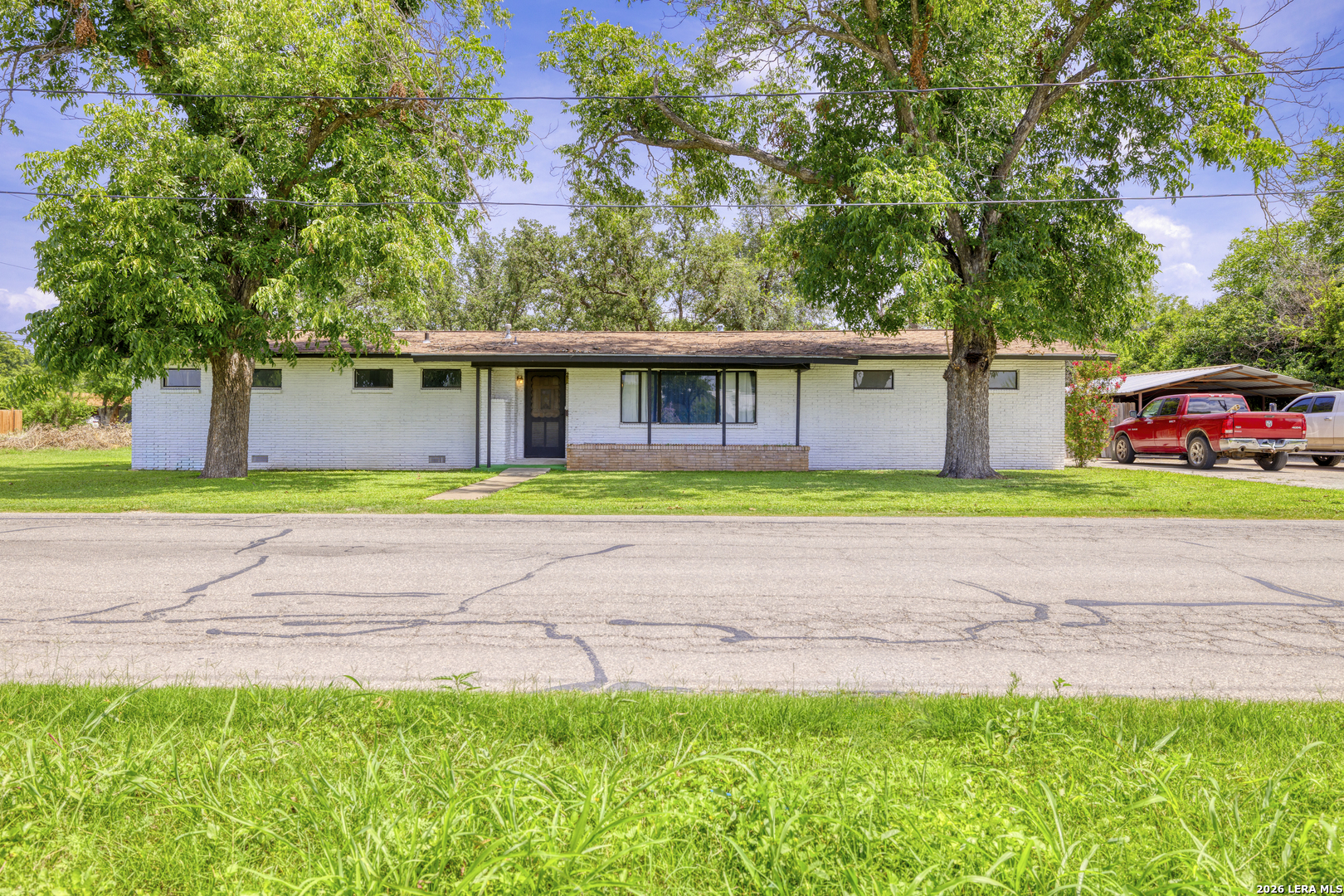 1019 E LEONA RD, Uvalde, TX 78801 — photo 1