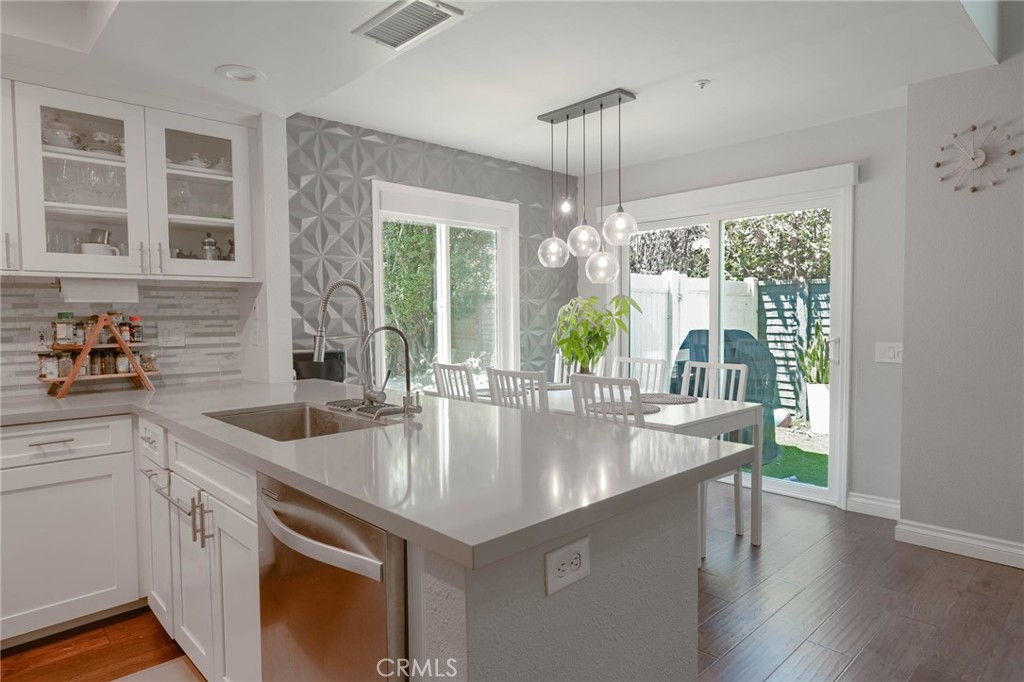 543 Victoria M, Costa Mesa, CA 92627 — photo 1