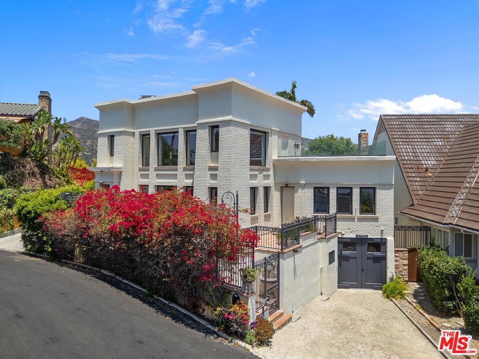 2700 Glendower Avenue, Los Angeles, CA 90027 — photo 1