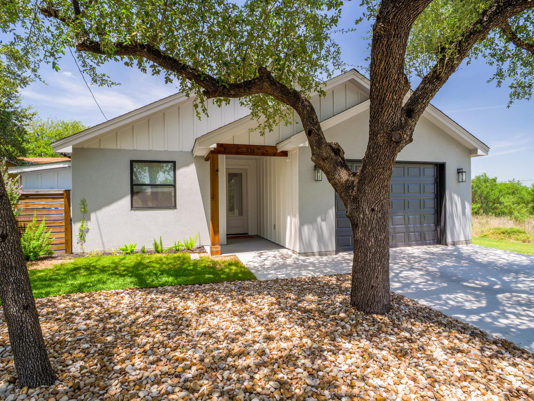 638 Oak Ln, Cottonwood Shores, TX 78657 — photo 1