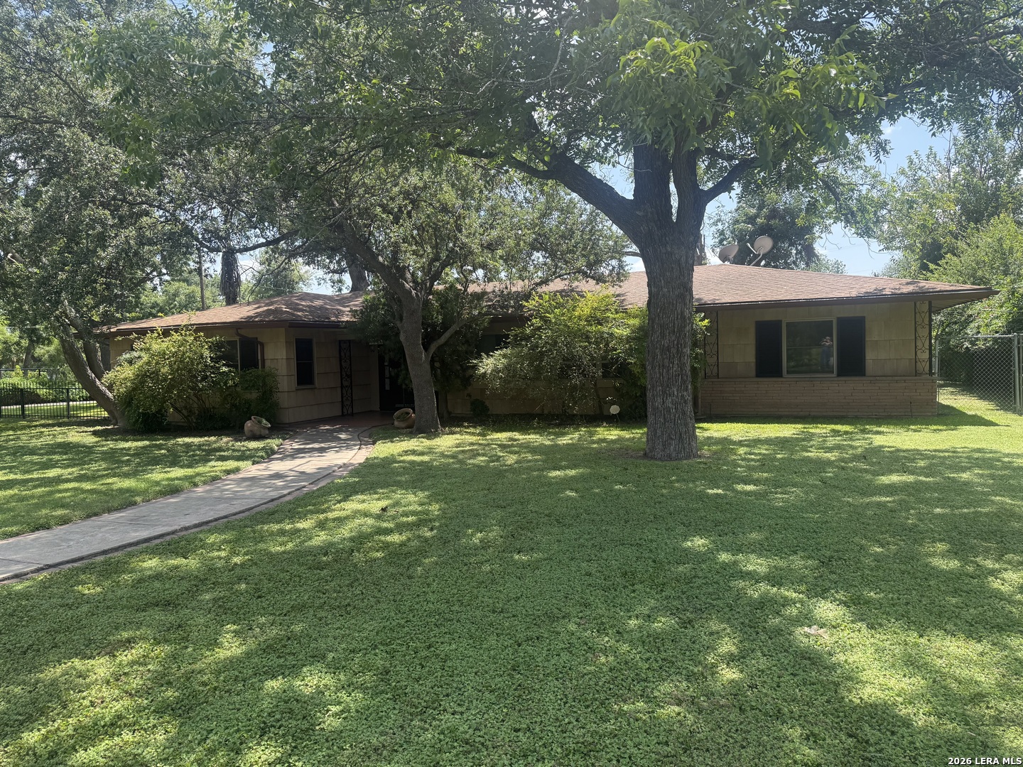 905 BLACK ST, Uvalde, TX 78801 — photo 1