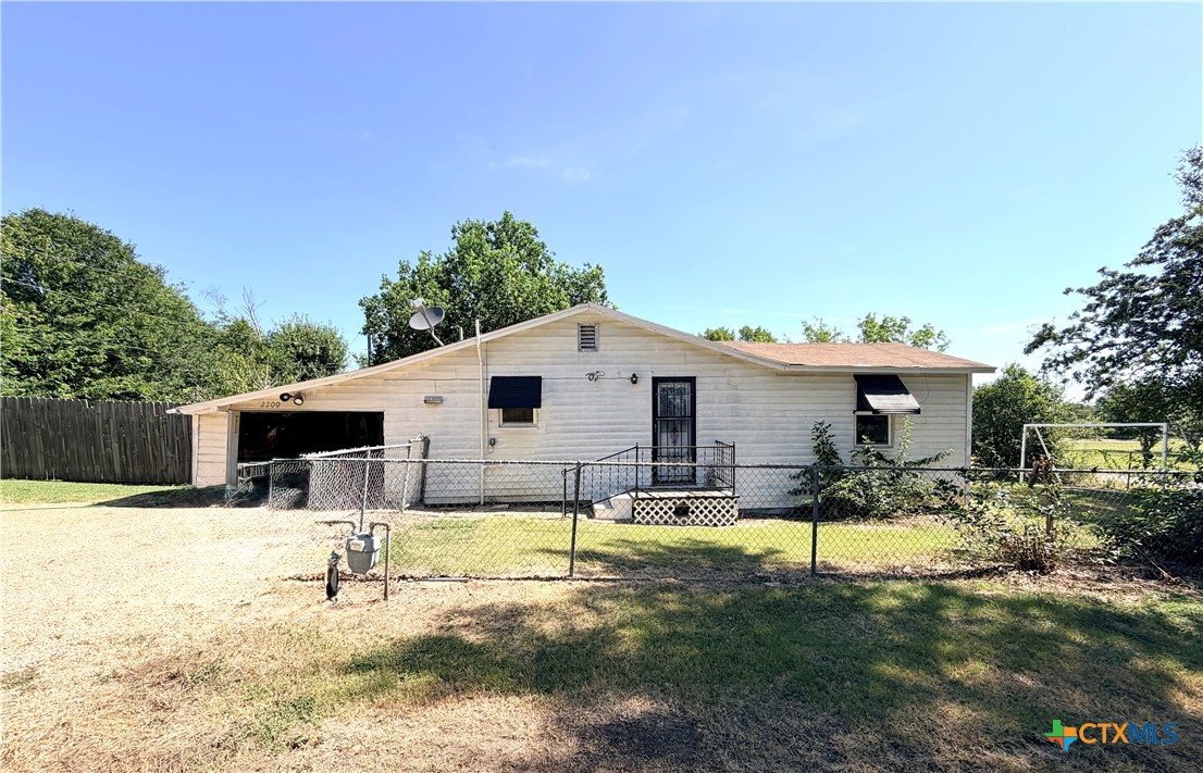 2200 W Gillis Avenue, Cameron, TX 76520 — photo 1