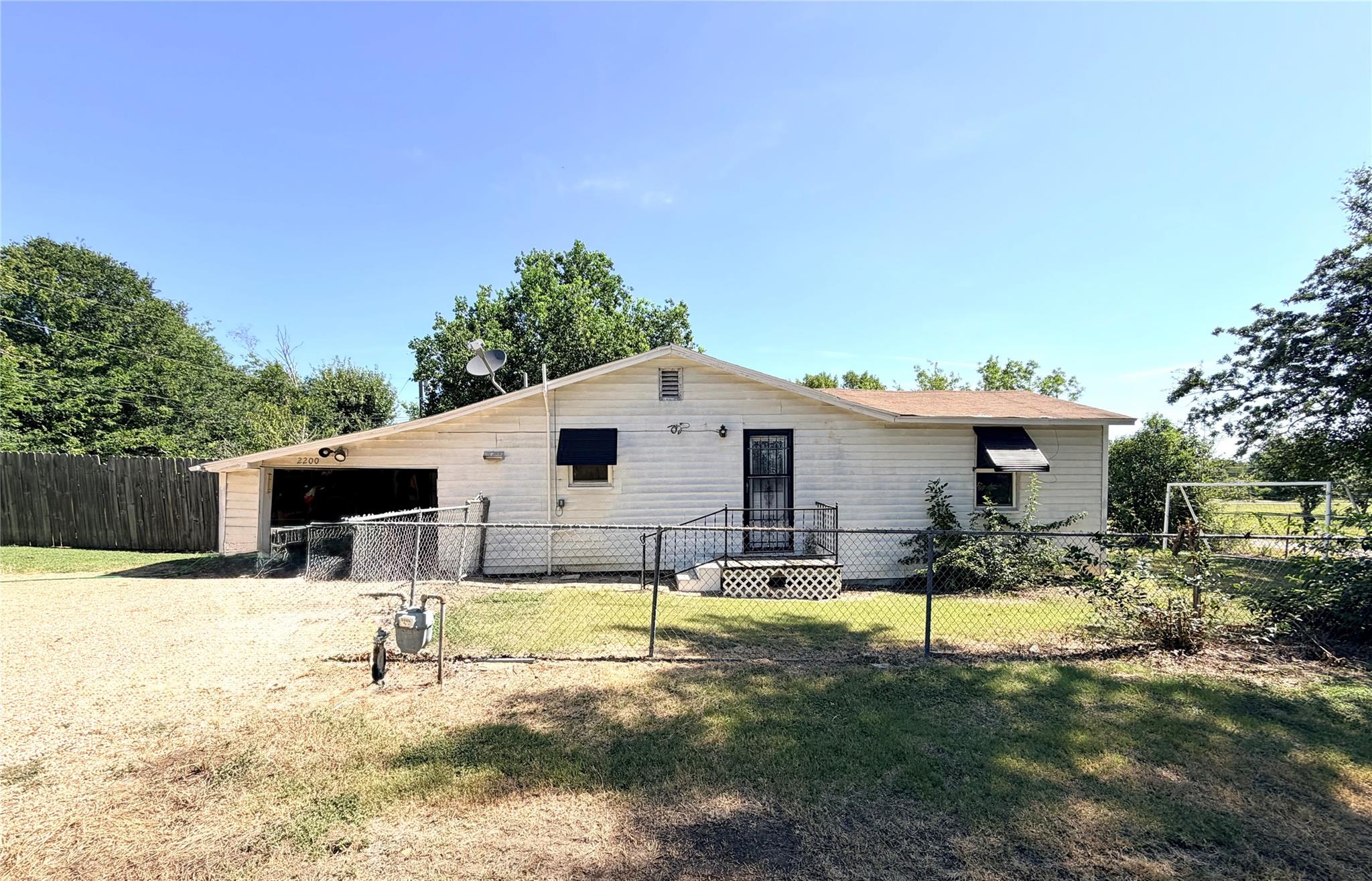 2200 W Gillis Ave, Cameron, TX 76520 — photo 1